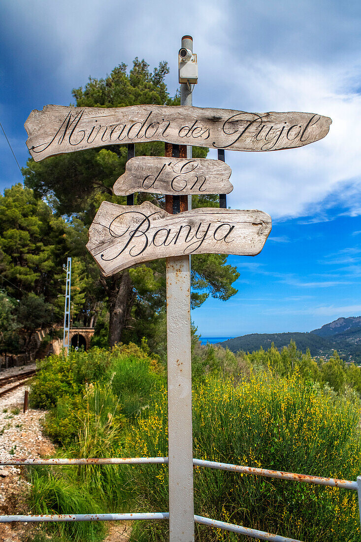 Mirador des pujol d'en Banja. Eine Haltestelle des Tren de Soller, eines historischen Zuges, der Palma de Mallorca mit Soller verbindet, Mallorca, Balearen, Spanien, Mittelmeer, Europa