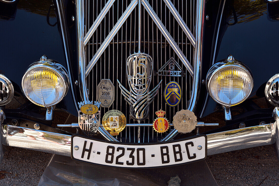 Die Front eines Citroën 15 Oldtimers bei einem Autofestival in San Lorenzo de El Escorial, Madrid