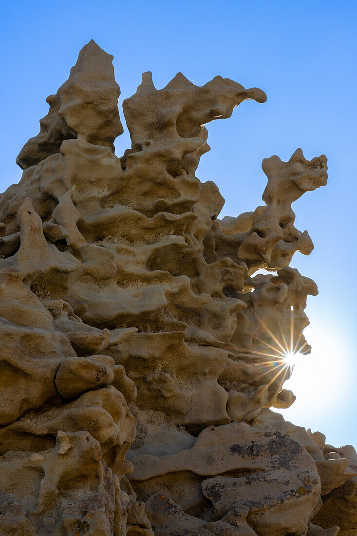 Ein Sonnenstrahl durch die fantastisch erodierten Sandsteinformationen in der Fantasy Canyon Recreation Site in der Nähe von Vernal, Utah