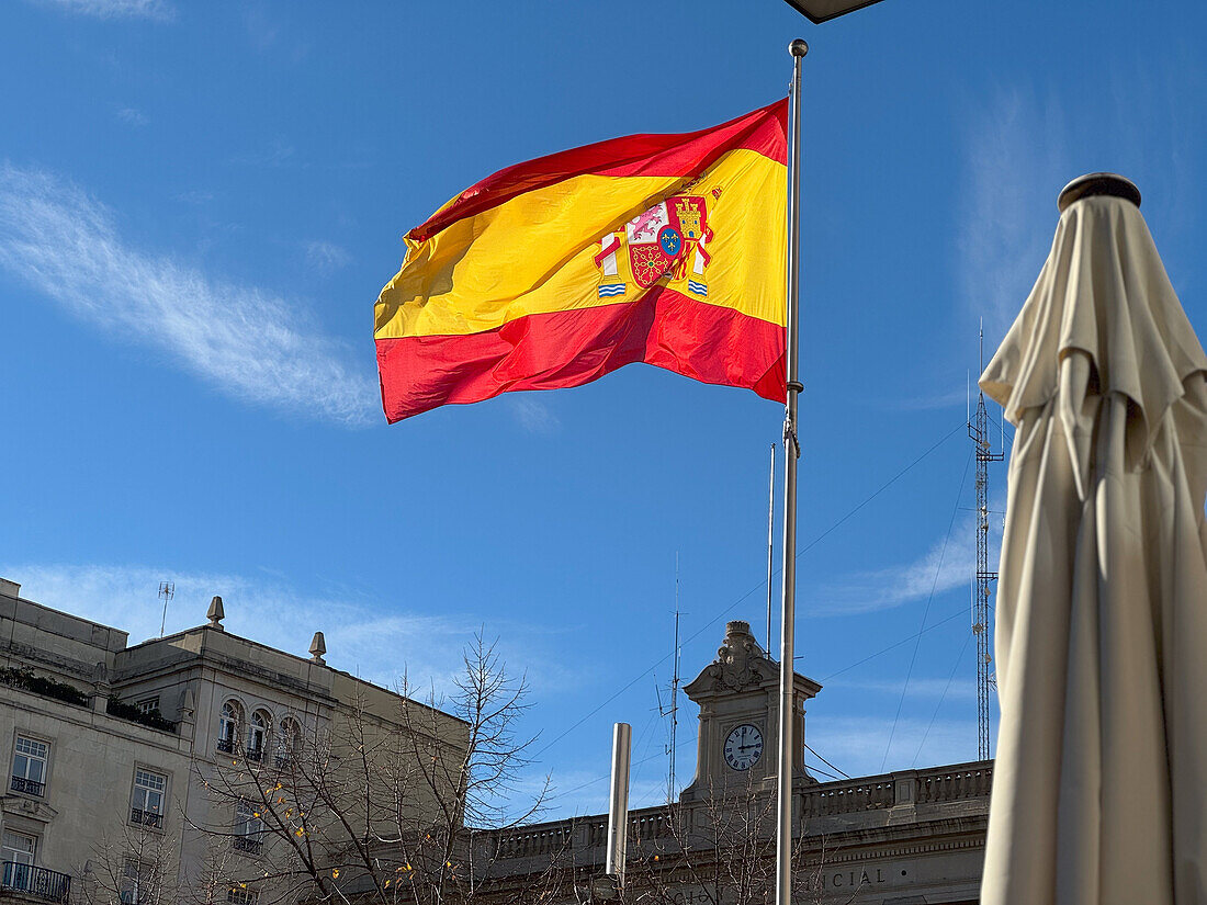 Spanische Flagge auf der Plaza de España in Zaragoza, Spanien