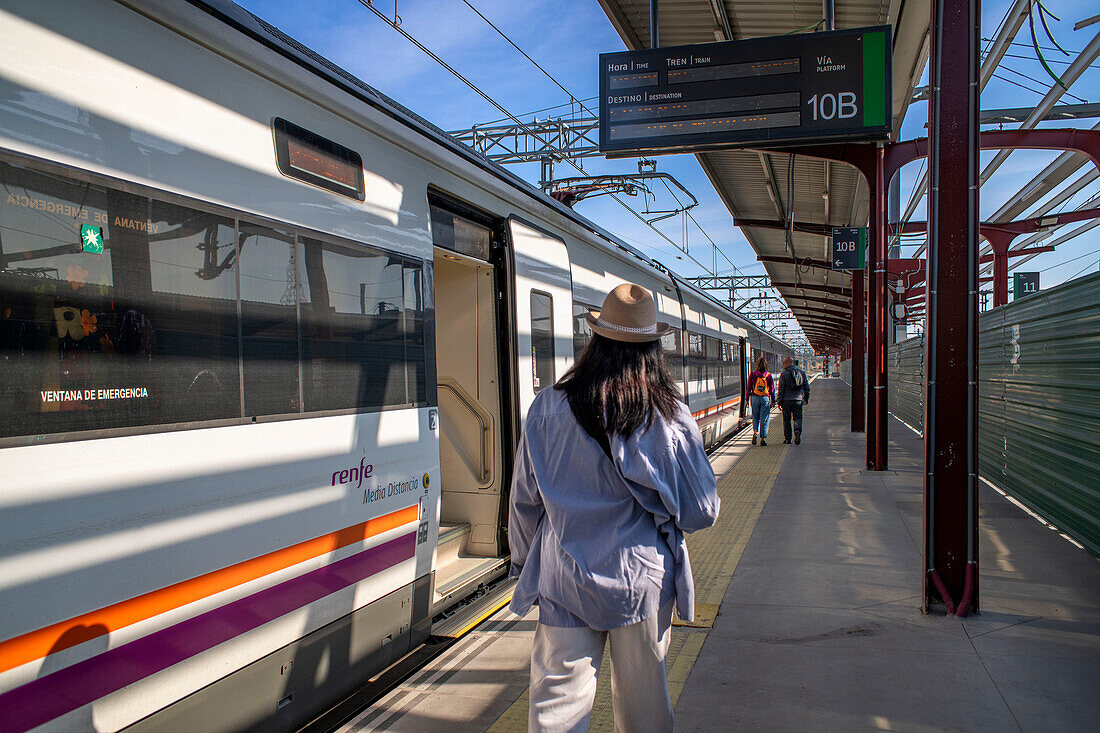 Mittelalterlicher Zug von Sigüenza, vom Bahnhof Madrid Chamartin in die Stadt Sigüenza, Guadalajara, Spanien