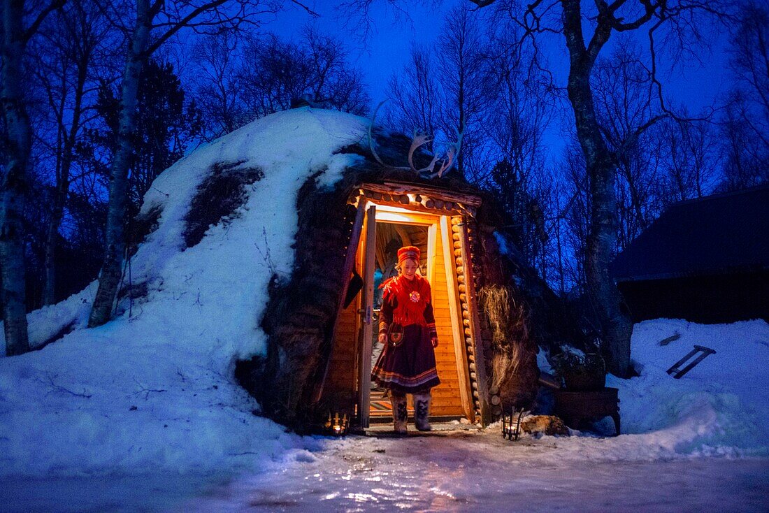Im Inneren eines samischen Familienhauses in Lønsdal Storjord, Norwegen. Saltfjellet-Svartisen-Nationalpark