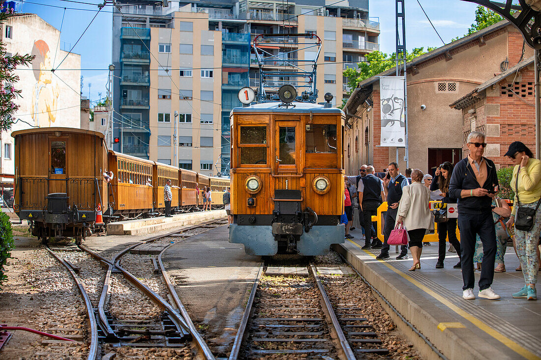 Bahnhof Placa d'Espanya. Tren de Soller, historischer Zug, der Palma de Mallorca mit Soller verbindet, Mallorca, Balearen, Spanien, Mittelmeer, Europa