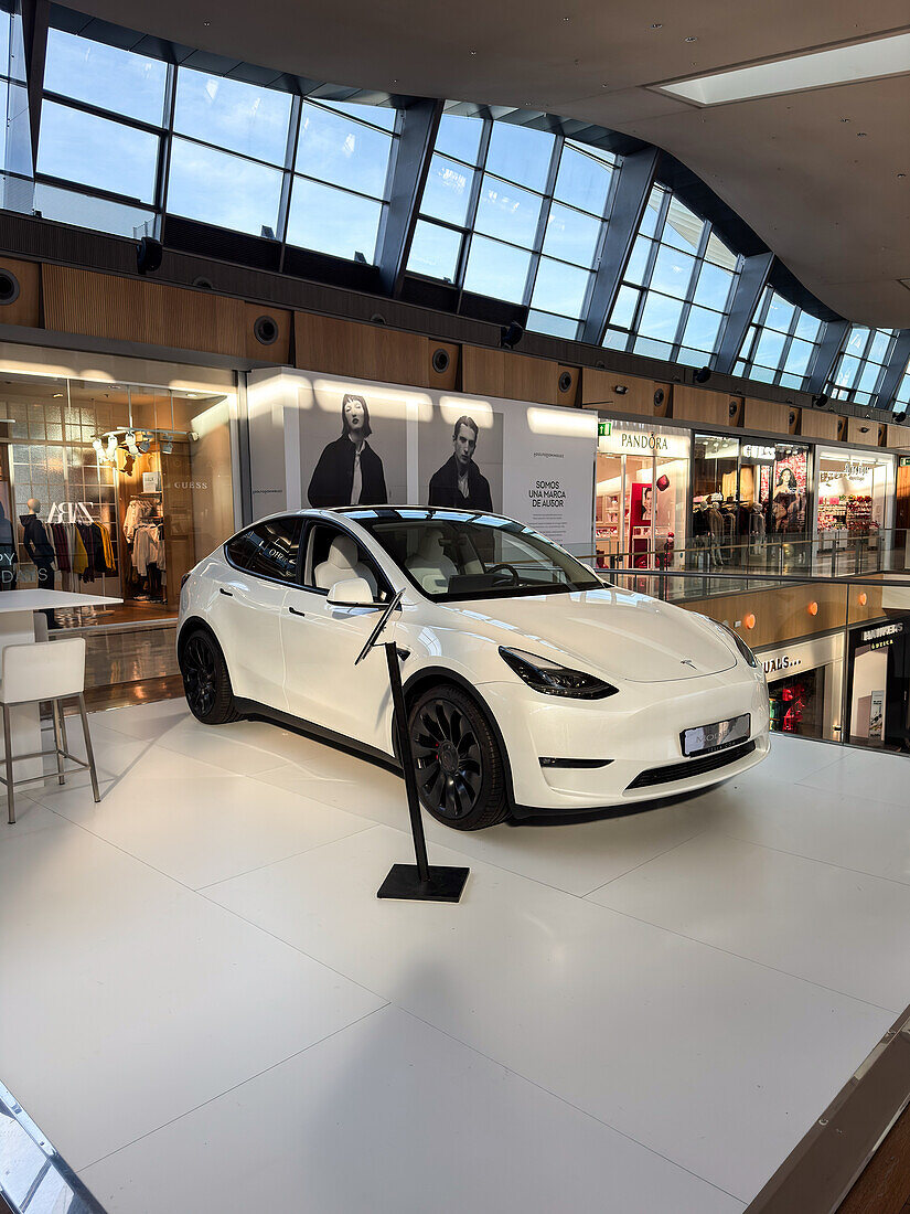 Tesla Model Y ausgestellt in Puerto Venecia, einem bekannten Einkaufszentrum in Zaragoza, Spanien