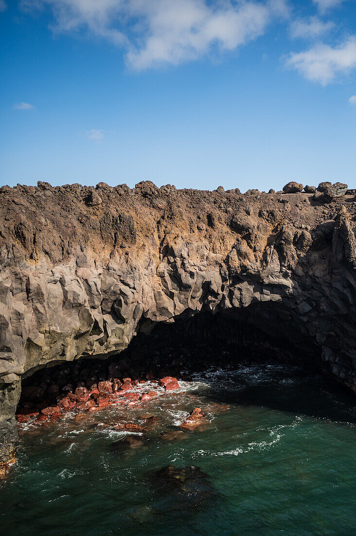 Die Lavaklippen von Los Hervideros auf Lanzarote, Kanarische Inseln, Spanien