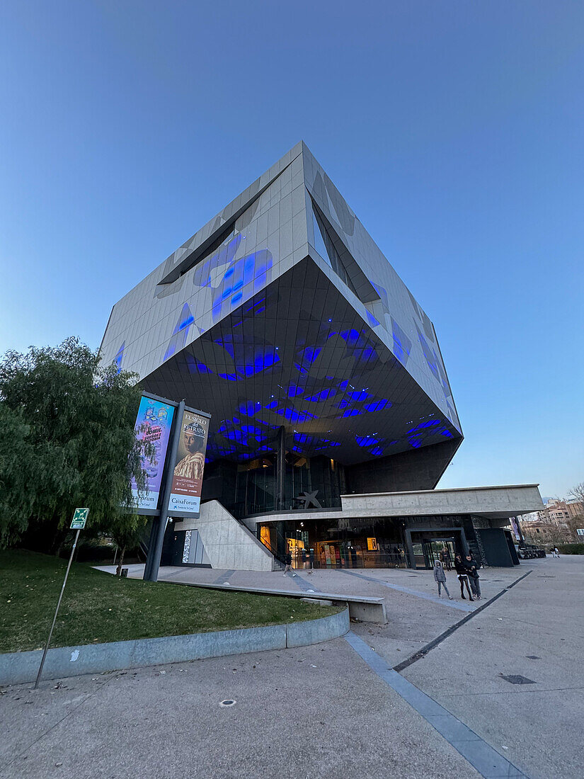 Die Ausstellung "Comic, Träume und Geschichte" im CaixaForum bietet einen Rundgang durch einige der besten Comics der Geschichte und gibt Einblicke in den Produktionsprozess von Comics, Zaragoza, Spanien