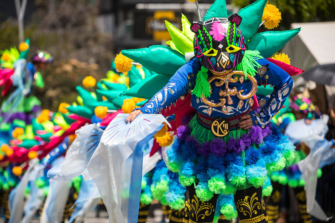 Der Karneval der "Negros y Blancos" in Pasto, Kolumbien, ist ein lebhaftes kulturelles Spektakel, das sich mit einem Feuerwerk an Farben, Energie und traditionellem Eifer entfaltet