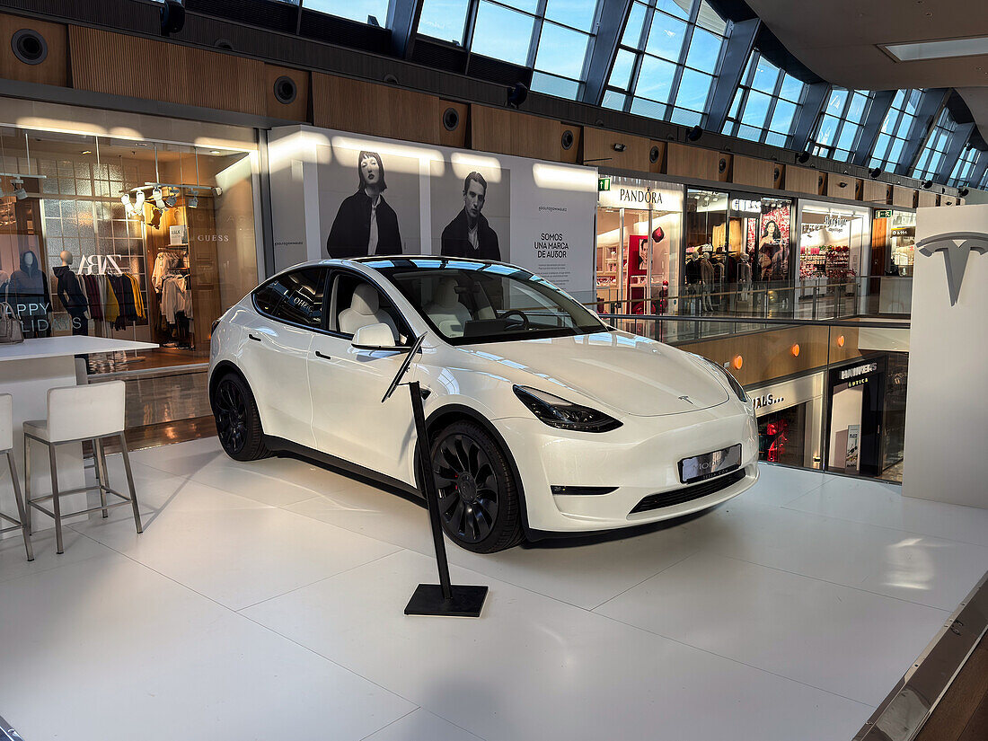 Tesla Model Y ausgestellt in Puerto Venecia, einem bekannten Einkaufszentrum in der Stadt Zaragoza, Spanien