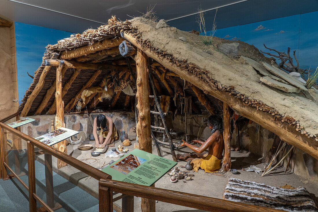 Ein Diorama eines Grubenhauses der Fremont-Kultur im USU Eastern Prehistoric Museum in Price, Utah