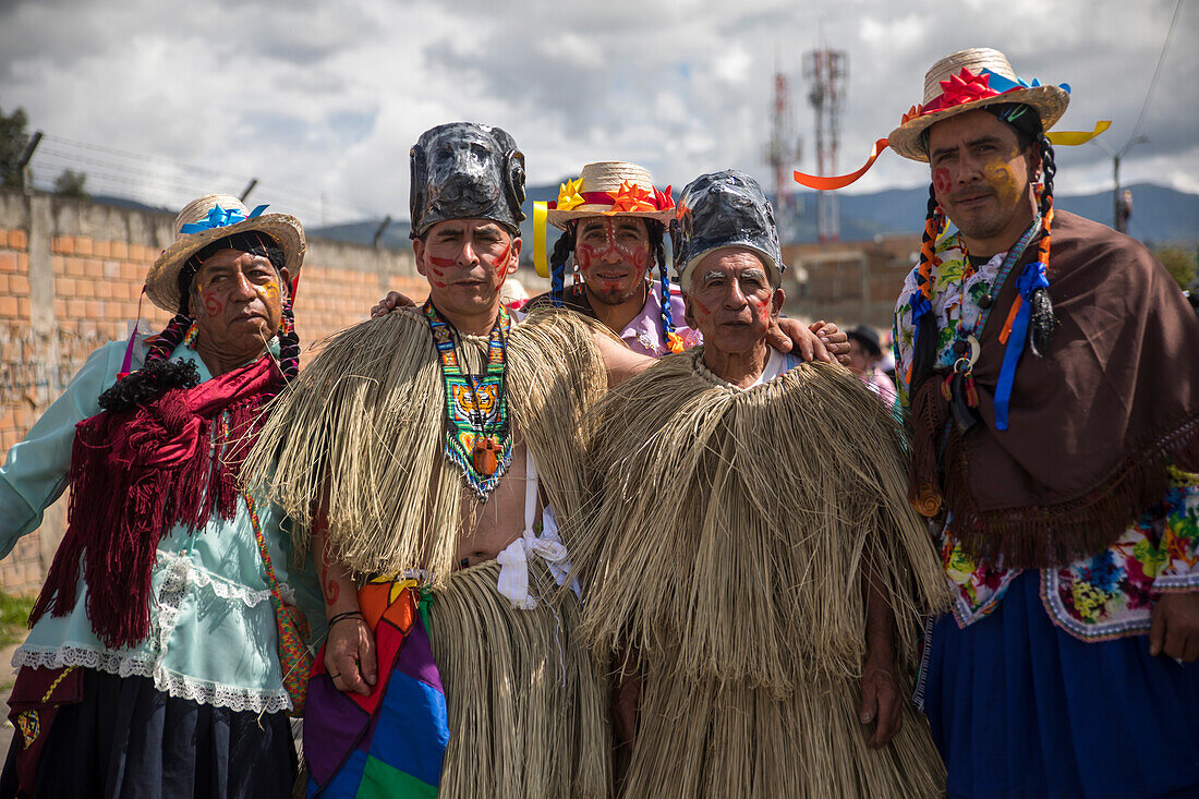 Der Karneval der "Negros y Blancos" in Pasto, Kolumbien, ist ein lebhaftes kulturelles Spektakel, das sich mit einem Übermaß an Farben, Energie und traditioneller Inbrunst entfaltet