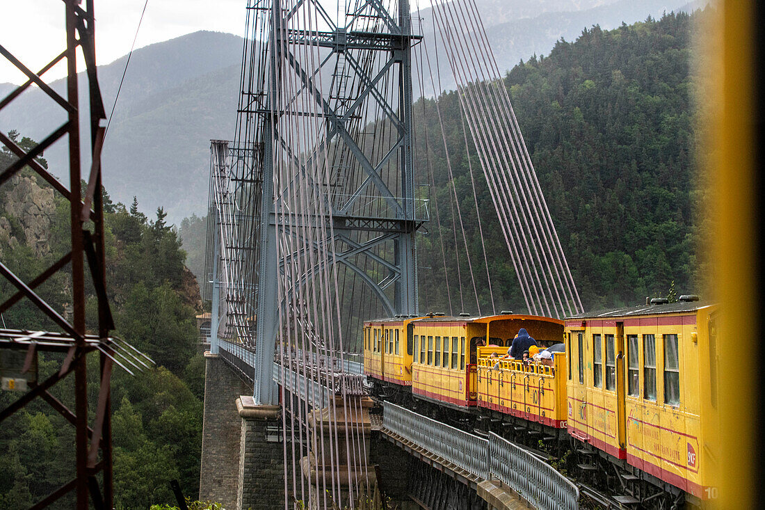 Petit train jaune, Zug in der Hängebrücke an der Pont Gisclard Brücke zwischen Sauto und Planès, Frankreich