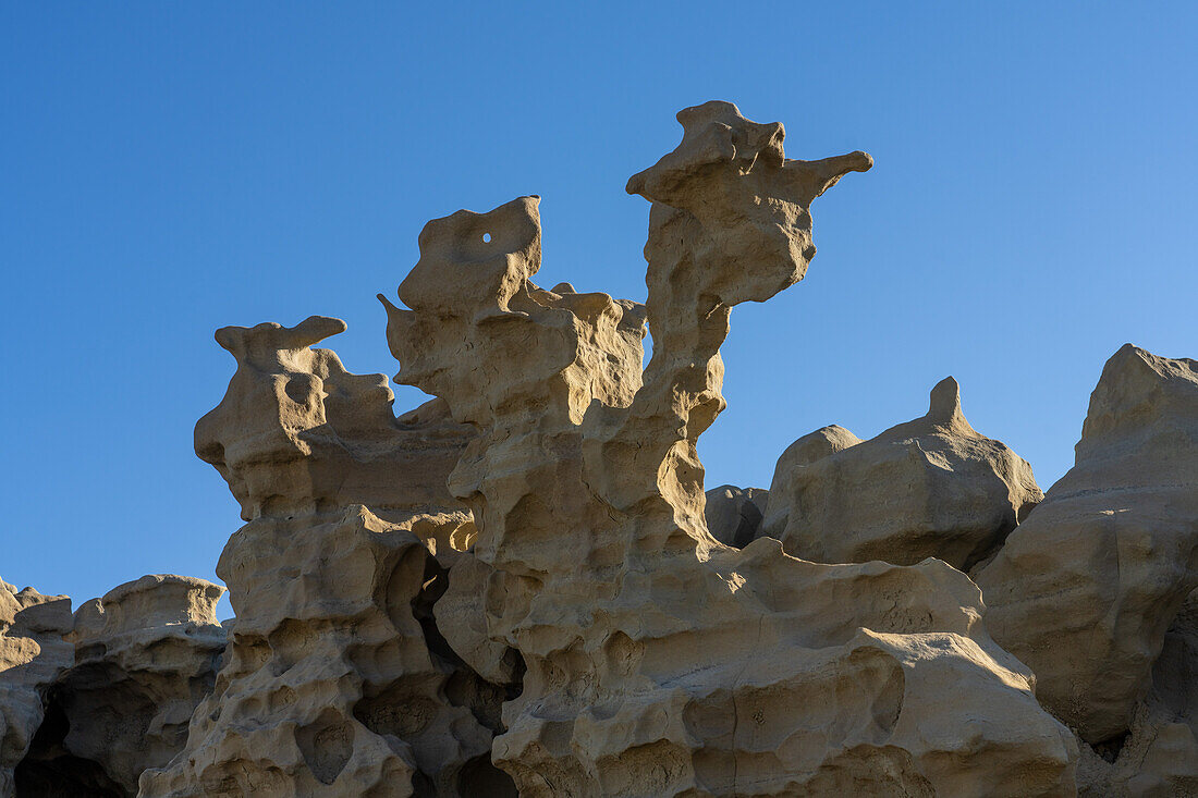 Die Flying Witch, eine fantastisch erodierte Sandsteinformation in der Fantasy Canyon Recreation Site in der Nähe von Vernal, Utah