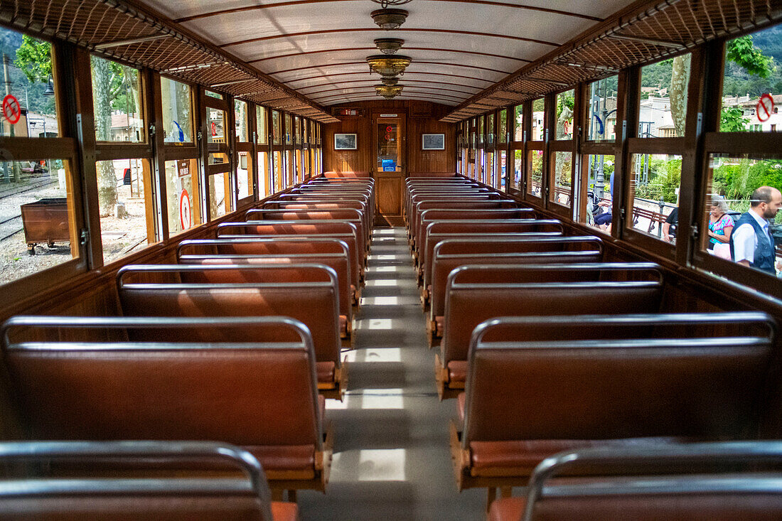 Sitze im Inneren des Tren de Soller, eines historischen Zuges, der Palma de Mallorca mit Soller verbindet, Mallorca, Balearen, Spanien, Mittelmeer, Europa