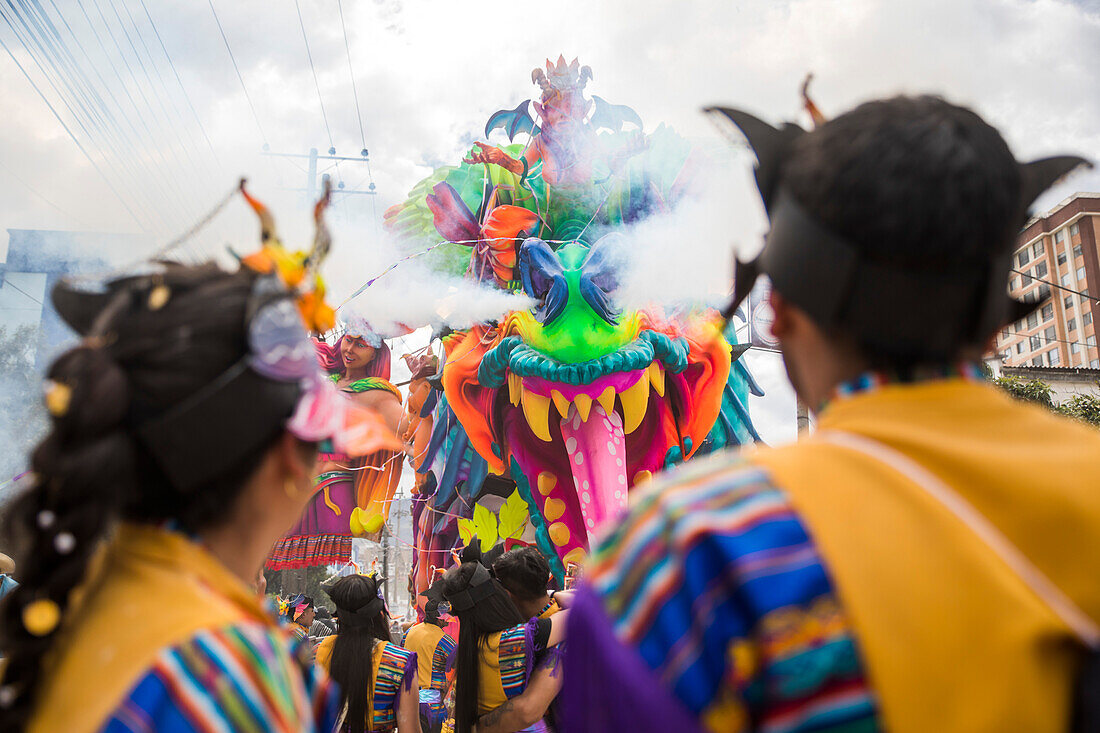 Der Karneval der Negros y Blancos in Pasto, Kolumbien, ist ein lebhaftes kulturelles Spektakel, das sich mit einem Übermaß an Farben, Energie und traditioneller Inbrunst entfaltet