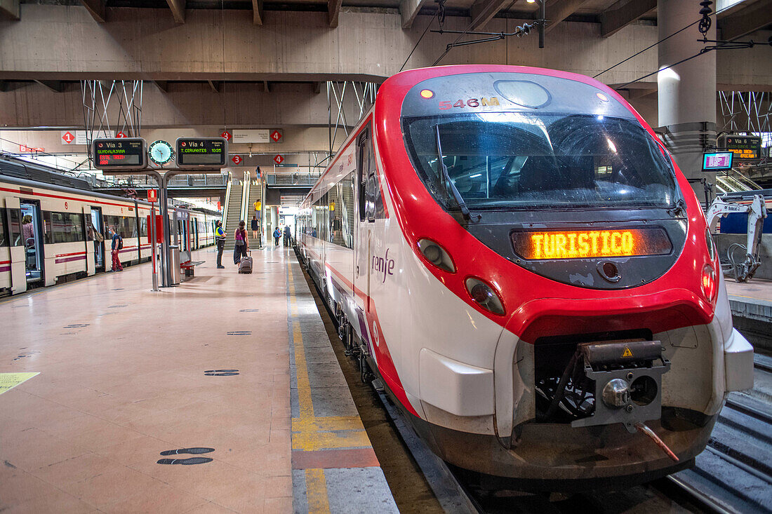 Atocha-Bahnhof in Madrid, Spanien. Cervantes-Zug zwischen dem Bahnhof Atocha und Alcala de Henares