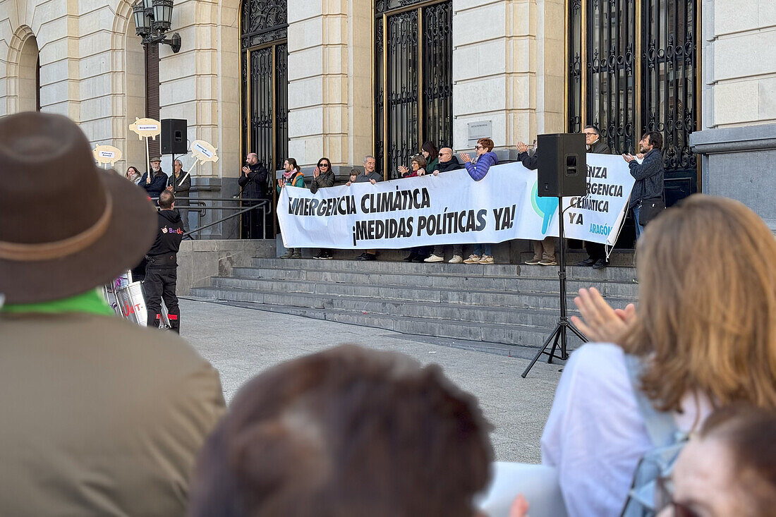 Hunderte von Menschen nehmen am Marsch zur Verteidigung der Umwelt und zur Mobilisierung für den COP28-Klimagipfel in Zaragoza, Aragonien, Spanien, teil