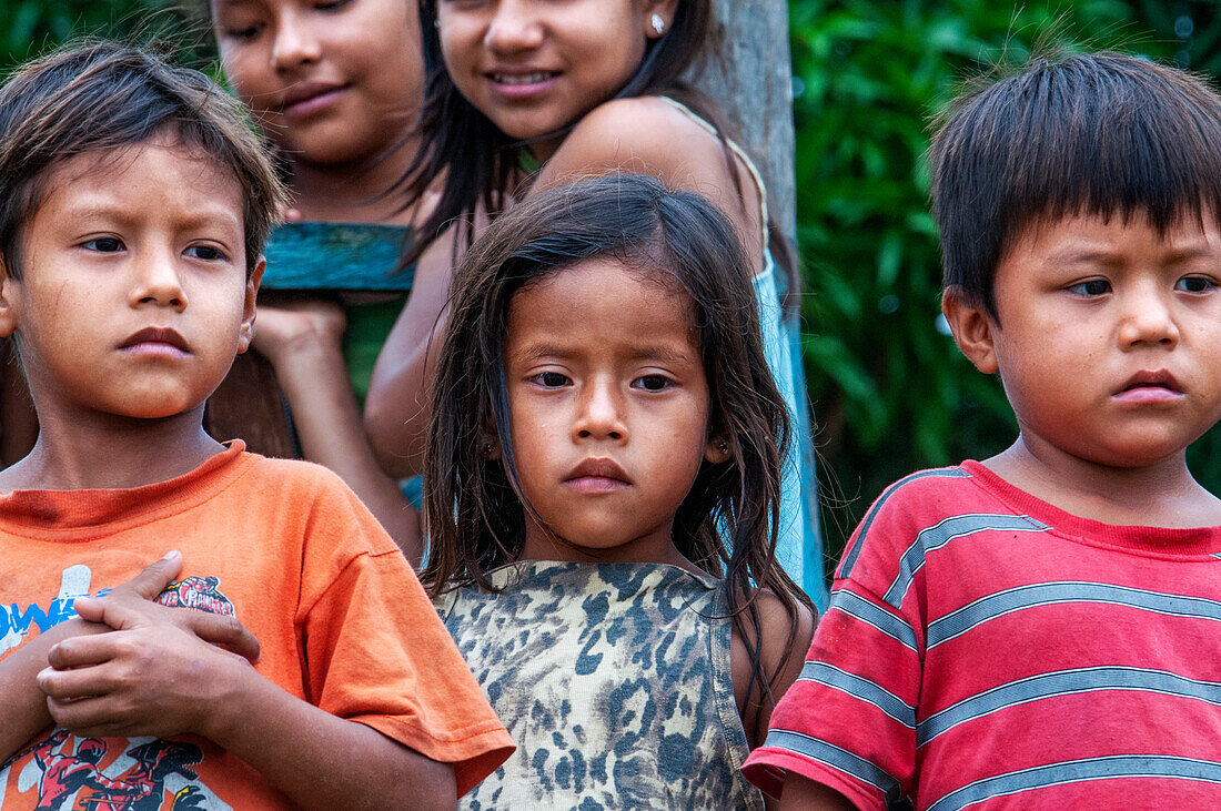 Einheimische Kinder im Flussuferdorf Timicuro I. Iqutios im peruanischen Amazonasgebiet, Loreto, Peru