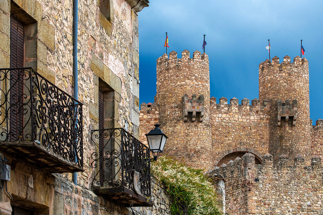 Siguenza Castle, der arabischen Ursprungs wurde im 12. Jahrhundert gebaut ist jetzt Parador Nacional de Turismo, Guadalajara, Castilla La Mancha, Spanien