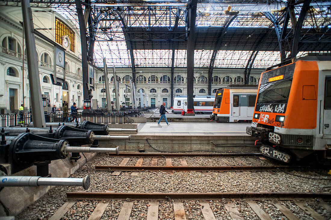 Modernism Barcelona France Train Station - Eine Weitwinkel-Innenansicht von Estacio de Franca - "France Station", einem großen Bahnhof in Barcelona, Spanien