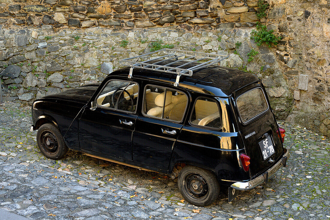 Ein Renault 4 in den Straßen von Bragança, Portugal