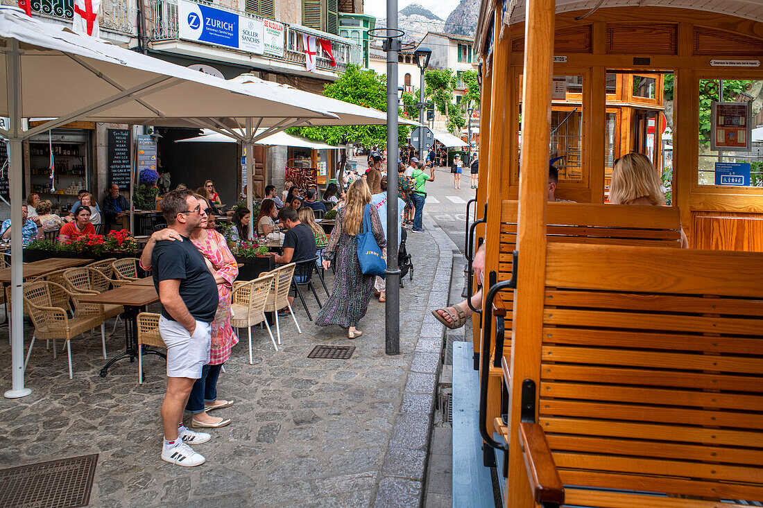 Dorfzentrum von Soller. Alte Straßenbahn im Dorf Soller. Die Straßenbahn verkehrt auf einer Strecke von 5 km vom Bahnhof im Dorf Soller zum Puerto de Soller, Soller Mallorca, Balearen, Spanien, Mittelmeer, Europa