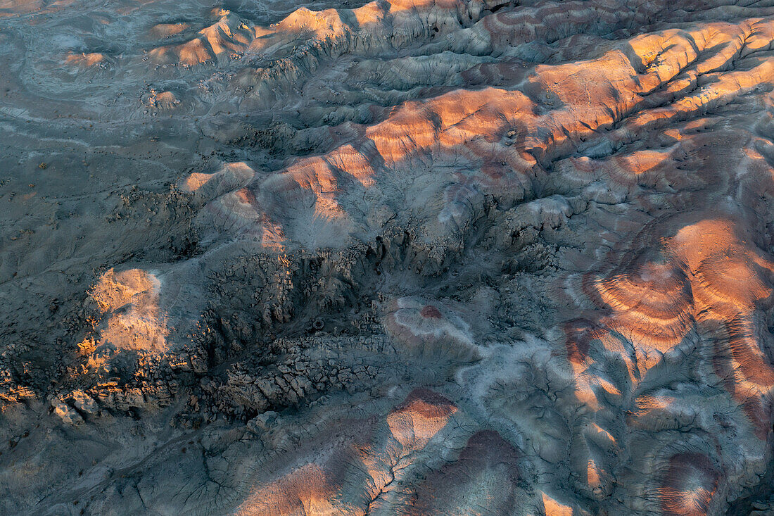 Fantasy Canyon zwischen gestreiften Bentonit-Ton-Hügeln in der Fantasy Canyon Recreation Site bei Vernal, Utah