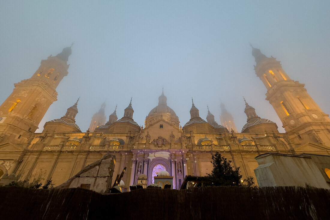 Die Kathedrale-Basilika Unserer Lieben Frau von der Säule ist bei sinkenden Temperaturen in Zaragoza, Spanien, in Nebel gehüllt