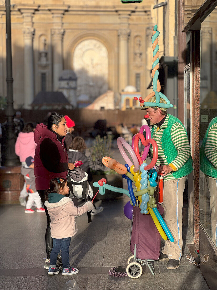 Mann verkauft geformte Luftballons in der Calle Alfonso in Zaragoza, Spanien