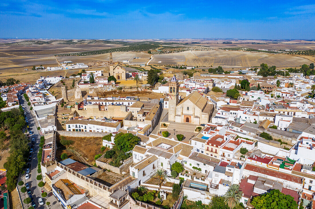 Luftaufnahme der Iglesia de San Juan Bautista in der Altstadt von Marchena in der Provinz Sevilla in Andalusien im Süden Spaniens. Kirche San Juan Bautista