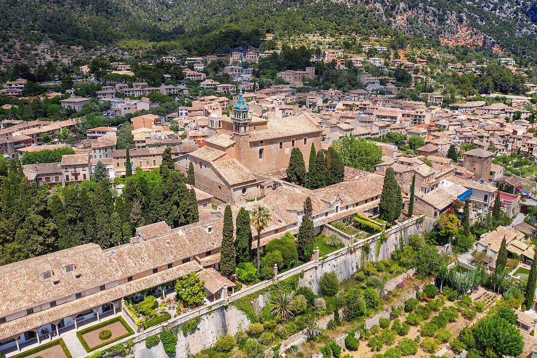 Luftaufnahme der Real Cartuja de Valldemossa, eines alten Kartäuserklosters, das als königliche Residenz gegründet wurde, Insel Mallorca, Balearen, Spanien