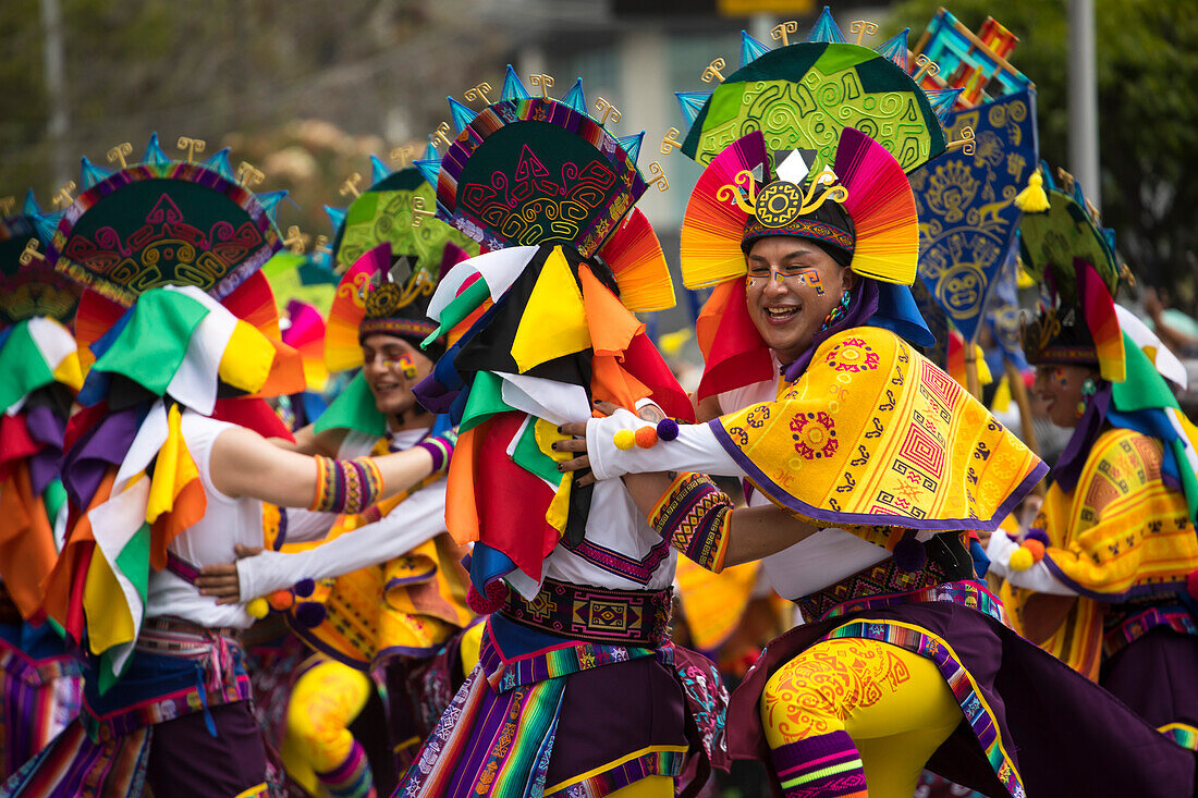 Der Karneval der "Negros y Blancos" in Pasto, Kolumbien, ist ein lebhaftes kulturelles Spektakel, das sich mit einem Übermaß an Farben, Energie und traditioneller Inbrunst entfaltet