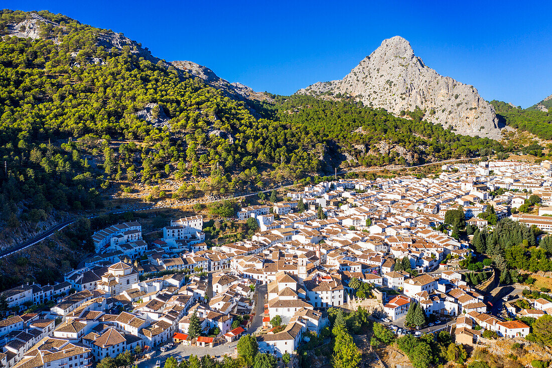 Luftaufnahme der traditionellen weißen Häuser in Grazalema, Cadiz Sierra de Grazalema Andalusien Spanien