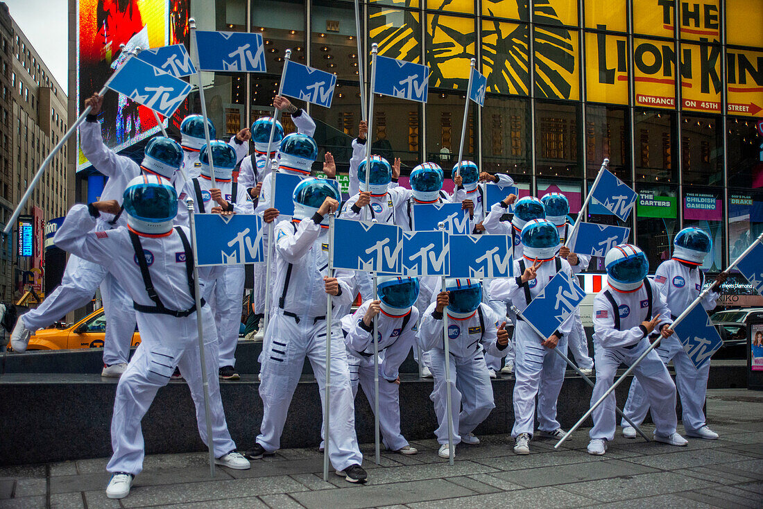 MTV-Astronauten bei der Weltraumfotografie am Times Square in Manhattan, New York, USA. MTV Awards Silberner Styropor-Astronaut Michelin-Mann-Charakter-Typ
