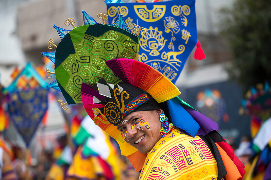 Der Karneval von Negros y Blancos in Pasto, Kolumbien, ist ein lebhaftes kulturelles Spektakel, das sich mit einem Ausbruch von Farben, Energie und traditioneller Inbrunst entfaltet