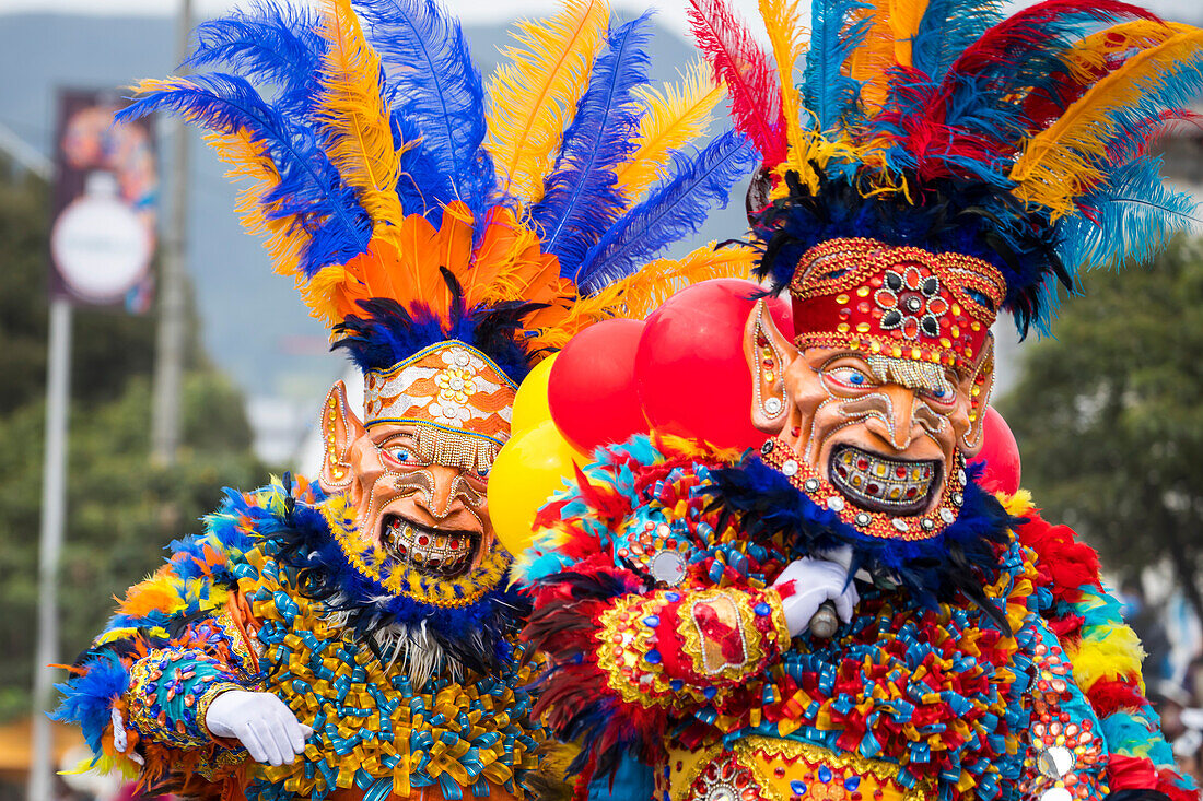 Der Negros y Blancos-Karneval in Pasto, Kolumbien, ist ein lebhaftes kulturelles Spektakel, das sich mit einem Übermaß an Farben, Energie und traditionellem Eifer entfaltet