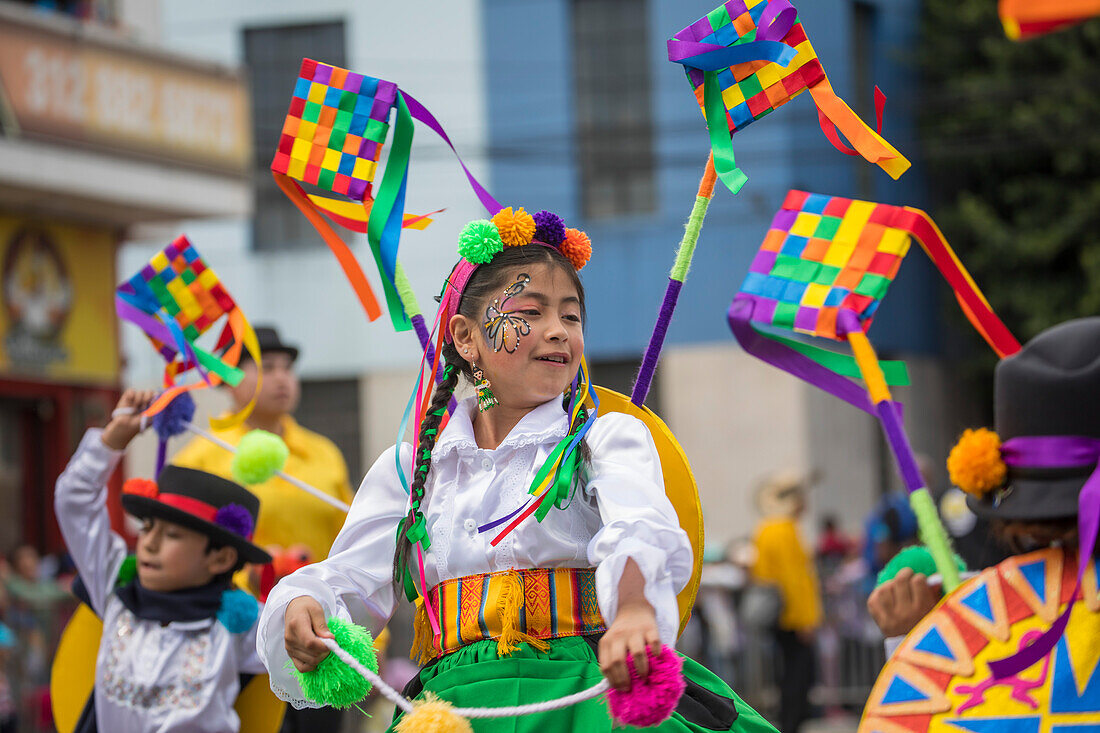 Der Karneval der "Negros y Blancos" in Pasto, Kolumbien, ist ein lebhaftes kulturelles Spektakel, das sich mit einem Übermaß an Farben, Energie und traditioneller Inbrunst entfaltet