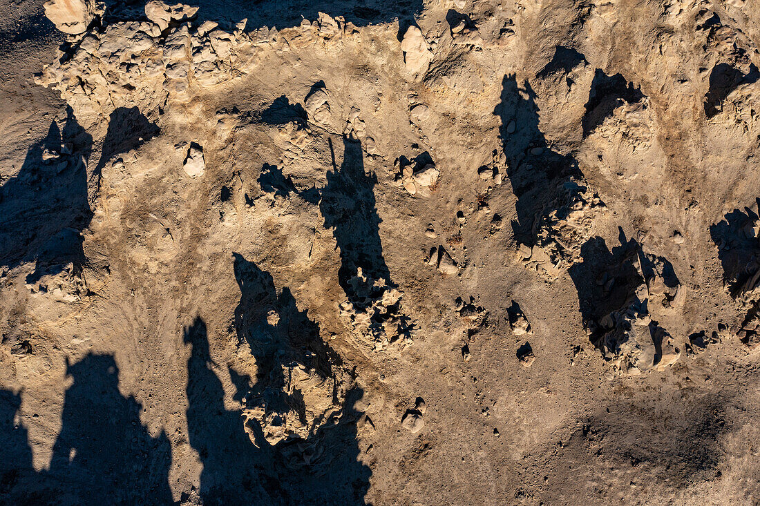 Verschnörkelte Schatten der fantastisch erodierten Sandsteinformationen in der Fantasy Canyon Recreation Site bei Vernal, Utah