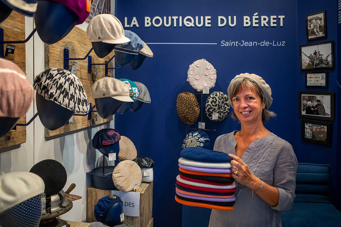 La Boutique du Béret in Saint Jean la luz, Frankreich, ist ein neues Konzept, das von Maison Laulhère, der letzten historischen Baskenmützenfabrik Frankreichs, ins Leben gerufen wurde und sich zu 100 % den Baskenmützen widmet