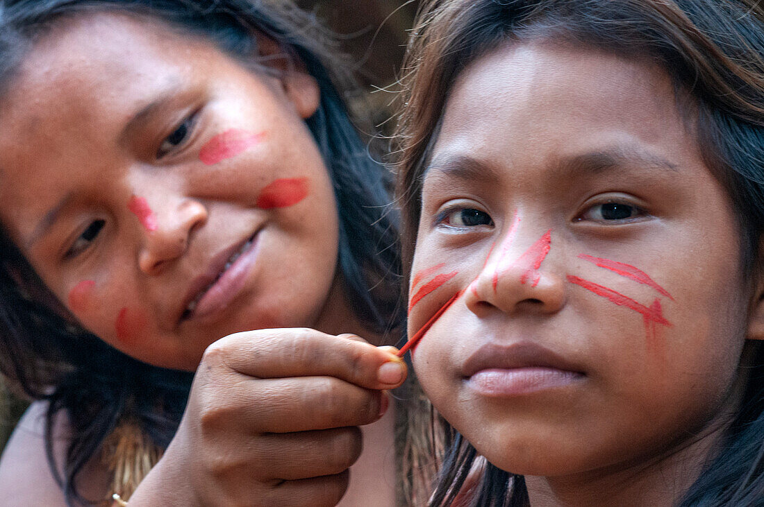 Tattoo-Malerei, Yagua-Indianer leben ein traditionelles Leben in der Nähe der Amazonasstadt Iquitos, Peru