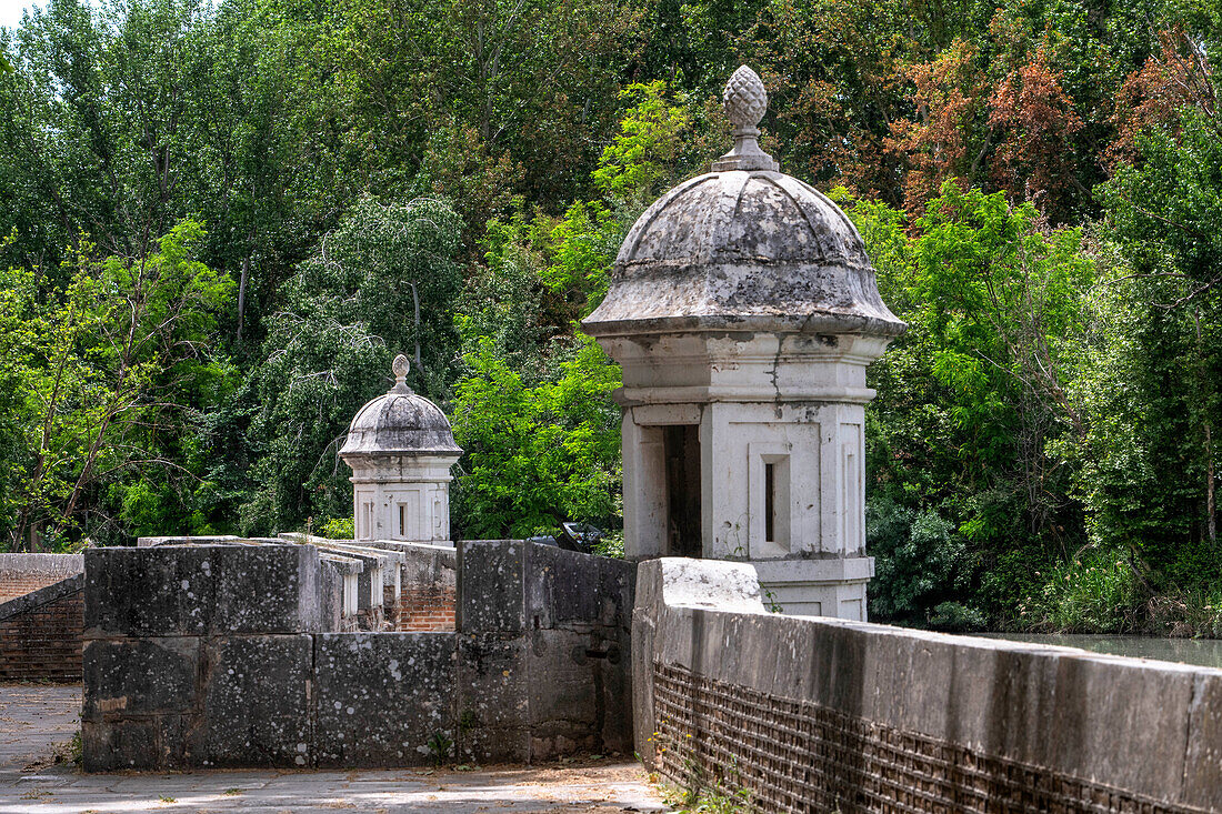 Kontrollpunkte der Pfeiler der Burg und des Forts in den Gärten von Aranjuez