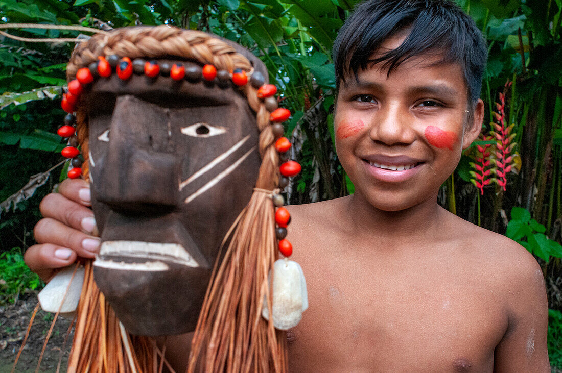 Lokale Masken der Yagua-Indianer, die in der Nähe der Amazonasstadt Iquitos, Peru, ein traditionelles Leben führen