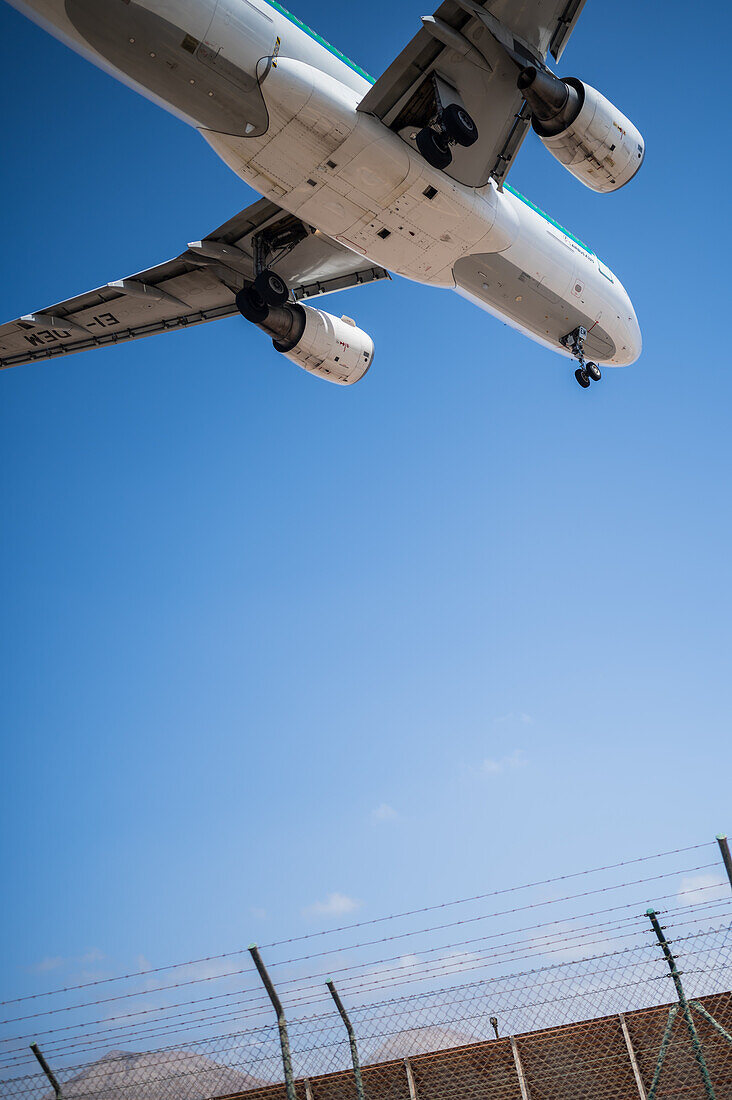 Landende Flugzeuge auf dem Flughafen von Lanzarote, Kanarische Inseln, Spanien