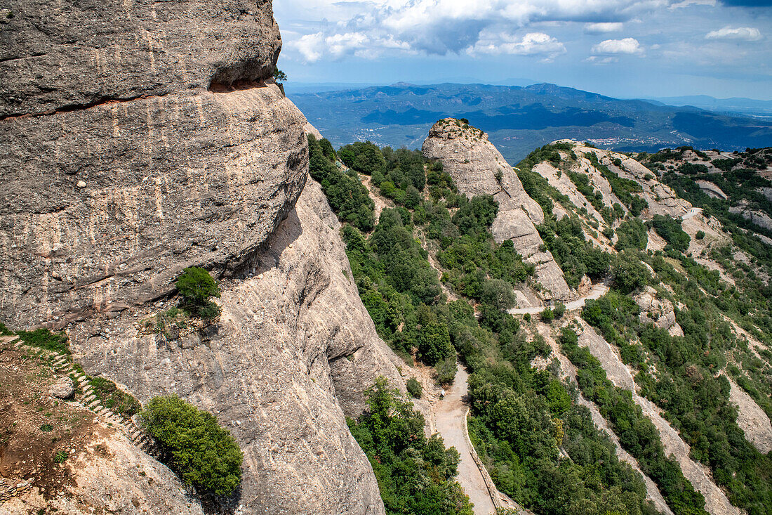 Weg zur Kapelle Sant Joan, Kalksteintürme in den Bergen von Montserrat, Barcelona, Katalonien, Spanien