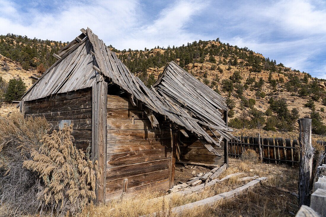 Eine verlassene Scheune einer Pionierranch in Cottenwood Glen im Nine Mile Canyon in Utah