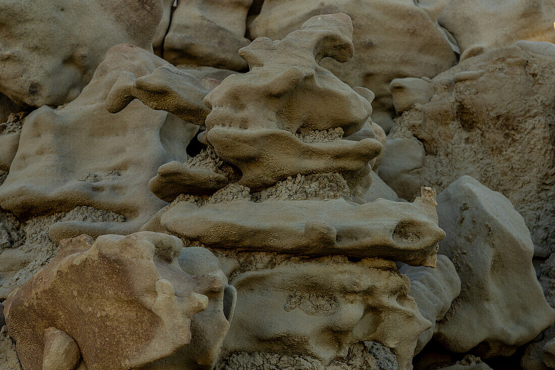 Geschmolzene, wie Wachs aussehende Erosionsmuster in den Sandsteinformationen in der Fantasy Canyon Recreation Area in der Nähe von Vernal, Utah