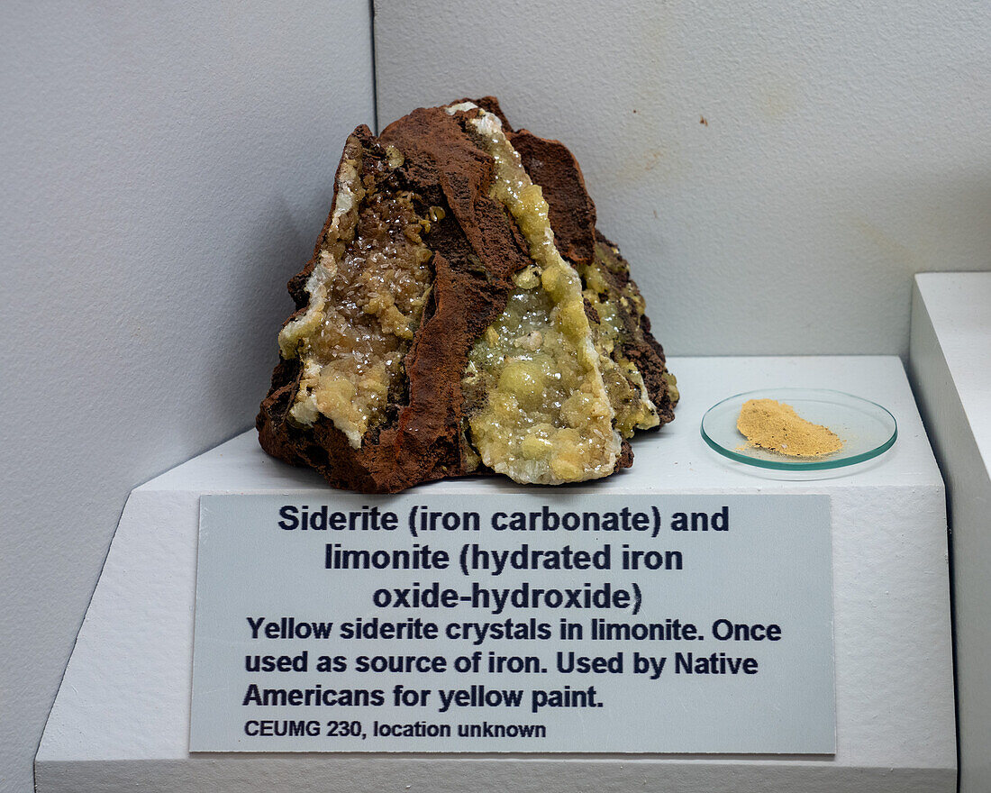 Siderit, Eisencarbonat, und Limonit, hydratisiertes Eisenoxid-Hydroxid, im USU Eastern Prehistoric Museum, Price, Utah