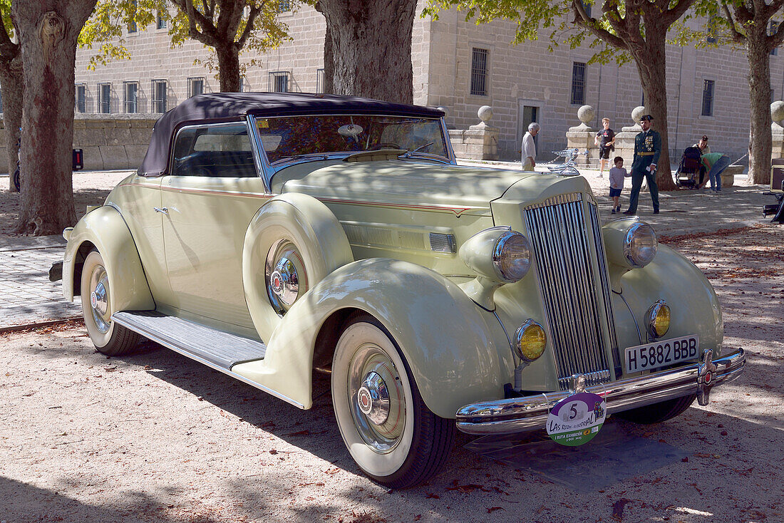 Ein Packard Oldtimer bei einem Autofestival in San Lorenzo de El Escorial, Madrid