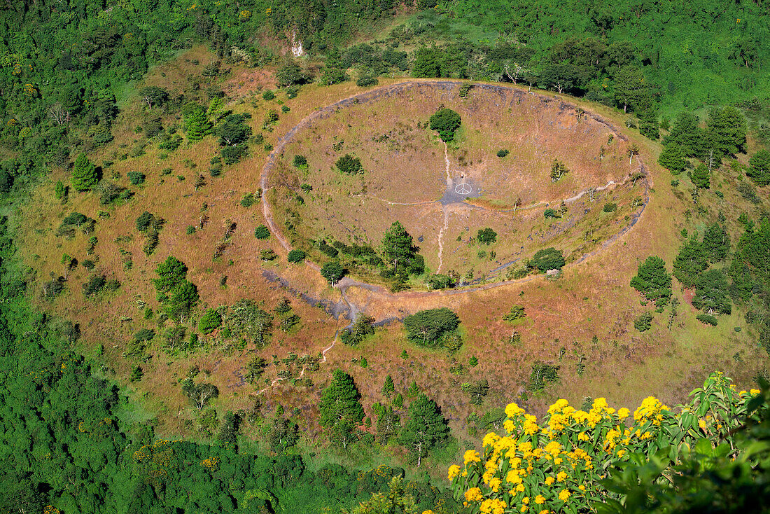 Der Boquerón-Krater mit dem Boqueroncito-Schlackenkegel am Boden, Vulkan San Salvador oder Quetzaltepec, El Salvador. Riesiger Krater eines erloschenen Vulkans in Zentralamerika. Kleiner Krater im Inneren namens Boqueroncito