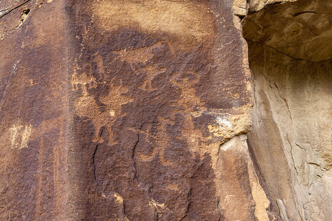 Eine prähispanische Felsmalerei der amerikanischen Ureinwohner im Nine Mile Canyon in Utah