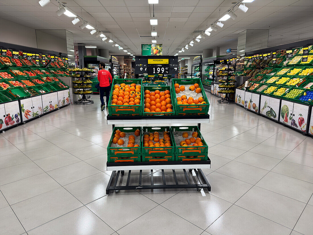Obstabteilung im Mercadona-Supermarkt in Zaragoza, Spanien